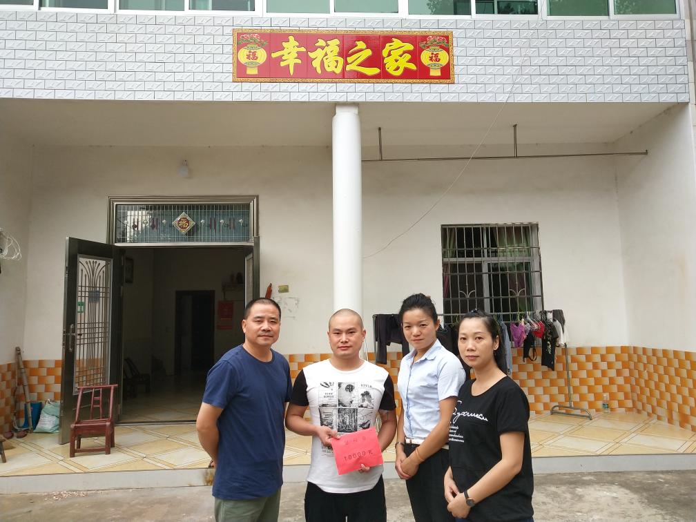 真情暖人心，集團(tuán)領(lǐng)導(dǎo)探望生病職工